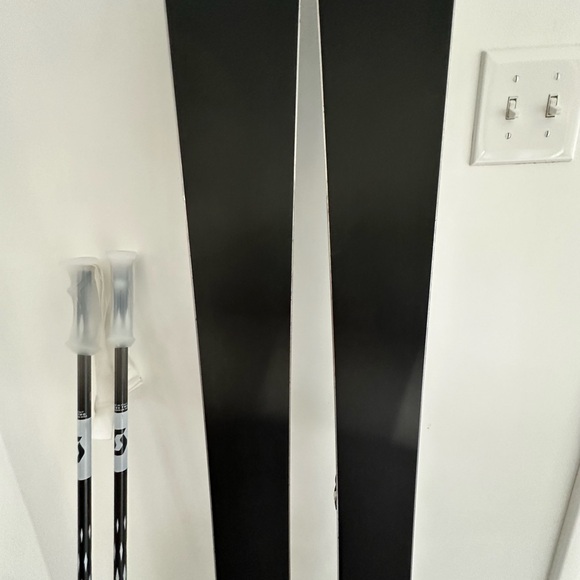 Top NOTCH Womans ski set up!! practically new bought jan2024!! Max 28hrs of use - Picture 12 of 16